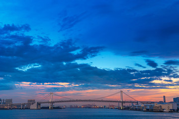 Fototapeta premium 夕暮れの東京の海