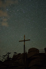 Gipfelkreuz im nächtlichen Sternenhimmel 