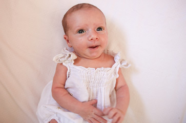 neonata con fiocchetti