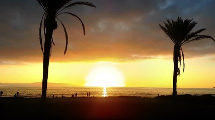 Sunset over the ocean in 4K