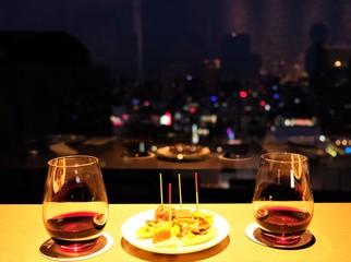 窓ガラスに映ったワインと夜景