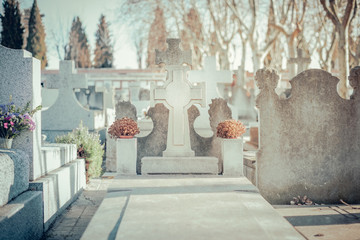 Tumba Antigua de un Cementerio al atardecer