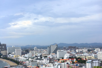 Obraz premium Looking from the height See a city in a tight city with tall buildings and beautiful skies. Is a comfortable view