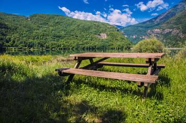 Obraz premium Picnisc table in a wonderful landscape