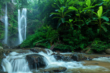 Panele Szklane  Piękny wodospad w głębokim lesie w Tajlandii