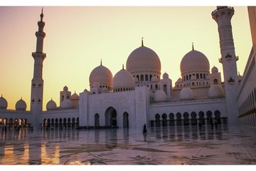 Fototapeta na wymiar Calm sunset from sheikh Zayed grand mosque 