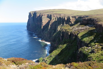 Die steilen Klippen von St.Johns Head am Old Man of Hoy