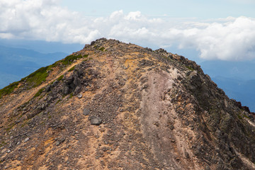 Fototapeta na wymiar 大日岳3014mの岩岩しいピーク