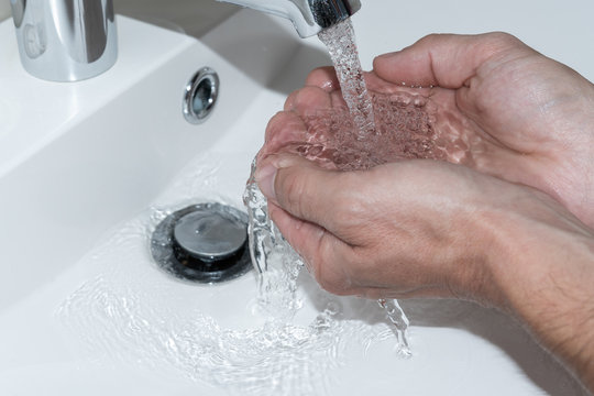 Wasser in der Hand sammeln - Hände waschen