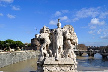 Fototapeta na wymiar Escultura romana de frente en Río Tiber puente del arco Roma de día