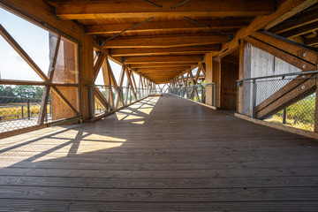 Fototapeta na wymiar langer offener Gang eines Gebäudes in sichtbarer Holzkonstruktion