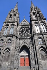Fototapeta premium Façade de la cathédrale Notre dame de l'assomption de Clermont-Ferrand, Puy-de-dôme, Auvergne, France