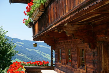 Alpbach Traditionelles Alpbacher Bauernhaus mit blumengeschmückten Holzbalkon und Bergen