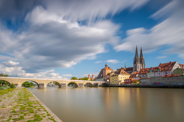 Langzeitbelichtung in Regensburg, Steinerne Brücke mit Dom