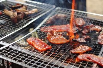 BBQ 炭火で焼かれている肉	