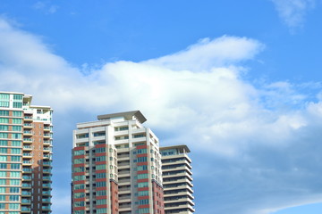 高層マンションと青空