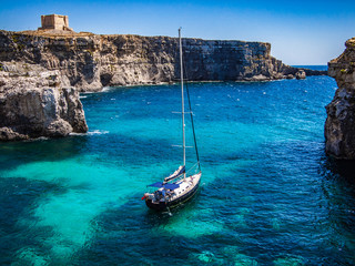 Boat sails off Island Comino Malta - obrazy, fototapety, plakaty