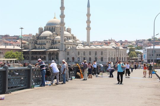 Menschen auf der Brücke vor der Istanbul Moschee