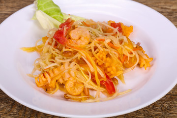 Thai salad with papaya and prawn