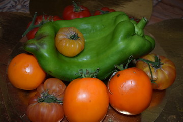 натюрморт из овощей томатов и перца