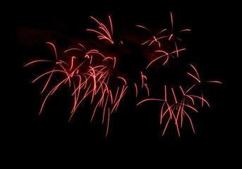 Ein großes Feuerwerk vor schwarzem Hintergrund in der Nacht.