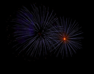 Ein großes Feuerwerk vor schwarzem Hintergrund in der Nacht.