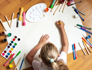 Little girl drawing in paper