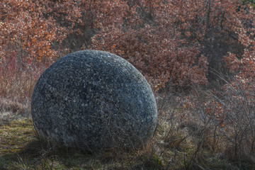 grosser runder stein in der natur