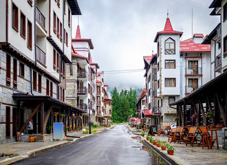 Obraz premium Mountain city with alpine architecture in rainy weather 2