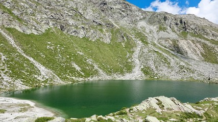 Kleiner Alpensee im Hochgebirge Südtirols