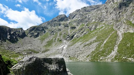 Kleiner Alpensee im Hochgebirge Südtirols