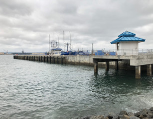 Obraz premium Boat pier in bay by San Diego