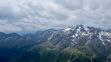 Fototapeta premium Wandern im Hochgebirge der Südtiroler Alpen, schneebedeckte Berge