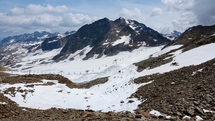 Wandern im Hochgebirge der S&uuml;dtiroler Alpen, schneebedeckte Berge