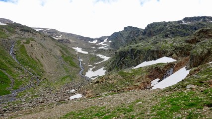 Wandern im Hochgebirge der S&uuml;dtiroler Alpen, schneebedeckte Berge