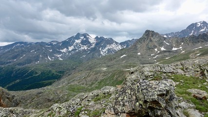 Fototapeta na wymiar Wandern im Hochgebirge der Südtiroler Alpen, schneebedeckte Berge