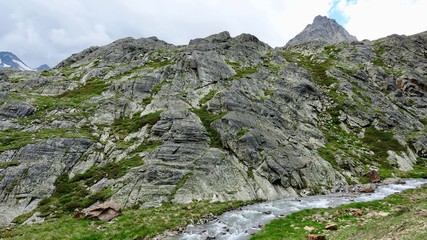 Wandern im Hochgebirge der Südtiroler Alpen, schneebedeckte Berge