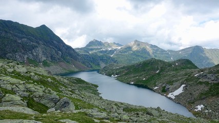 Naklejka na ściany i meble Bergsee in den Südtiroler Alpen im Hochgebirge