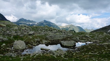 Bergsee in den Südtiroler Alpen im Hochgebirge