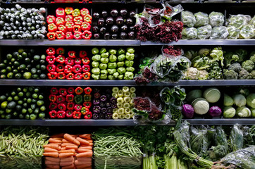 Verduras en exhibición en supermercado 