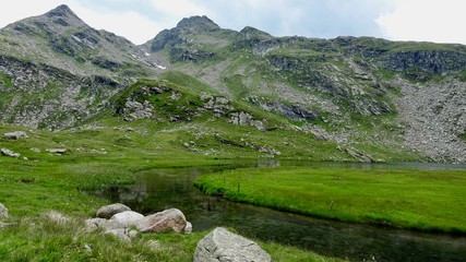 Bergsee in den Südtiroler Alpen im Hochgebirge