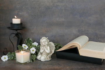 Bibel mit Engel und Kerzen
