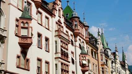 Hausfassaden in Bozen, Südtirol