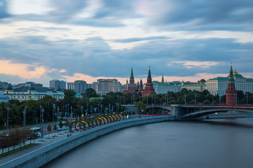 Obraz premium view of moscow kremlin and river at night