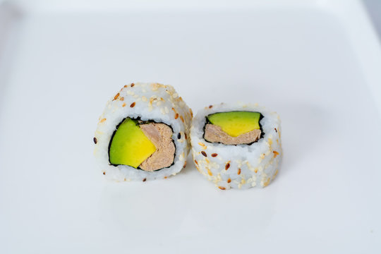sushi roll con palta comida japonesa pescado  crudo oriental arroz caviar aguacate avocado