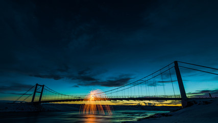Fototapeta premium Stellwool fire spinning ona a bridge