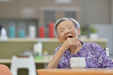 老人介護施設・コーヒーでくつろぐ母