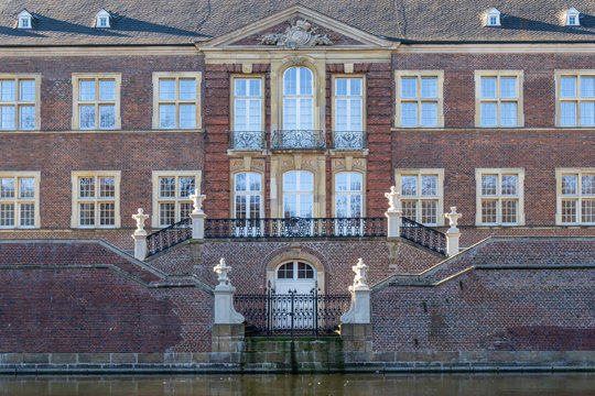 Schloss Ahaus, Hoffassade mit dreigeschossigen Mittelrisalit