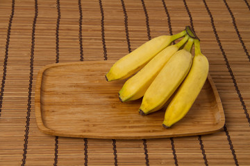 Banana em fundo de madeira