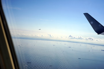 飛行機の窓からの眺め